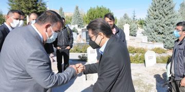 BAŞKANIMIZ, NEŞET ERTAŞ ANMA ETKİNLİKLERİ KAPSAMINDA KABİR ZİYARETİNE KATILDI