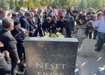 BAŞKANIMIZ, NEŞET ERTAŞ ANMA ETKİNLİKLERİ KAPSAMINDA KABİR ZİYARETİNE KATILDI