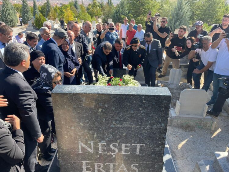 BAŞKANIMIZ, NEŞET ERTAŞ ANMA ETKİNLİKLERİ KAPSAMINDA KABİR ZİYARETİNE KATILDI