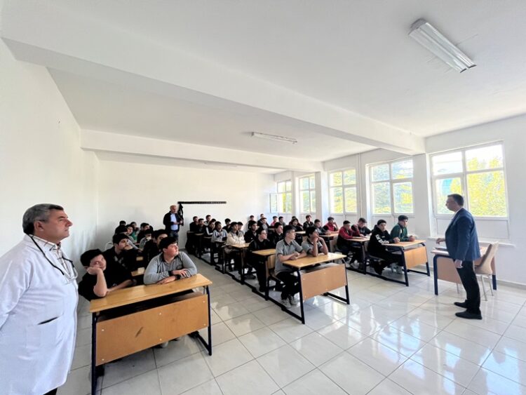 KIRŞEHİR MESLEKİ ve TEKNİK ANADOLU LİSESİ ÖĞRENCİLERİNE CV HAZIRLAMA VE MÜLAKAT TEKNİKLERİ SEMİNERİ DÜZENLENDİ