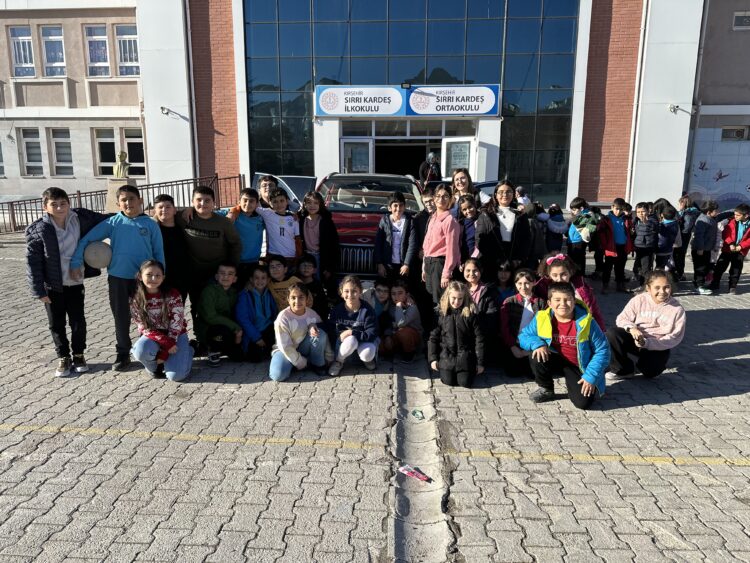 YERLİ ve MİLLİ AKILLI CİHAZIMIZ TOGG SIRRI KARDEŞ İLK ÖĞRETİM OKULU ÖĞRENCİLERİYLE BULUŞTURULDU