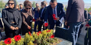 BAŞKANIMIZ, NEŞET ERTAŞ ANMA ETKİNLİKLERİ KAPSAMINDA KABİR ZİYARETİNE KATILDI